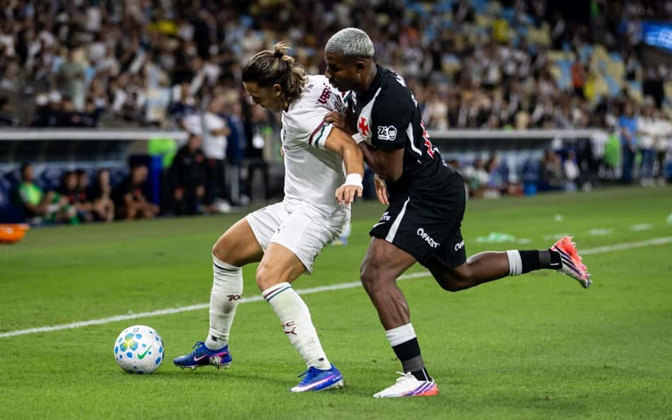 Canobbio e Cuiabano em ação no clássico entre Vasco e Fluminense na Copa do Brasil