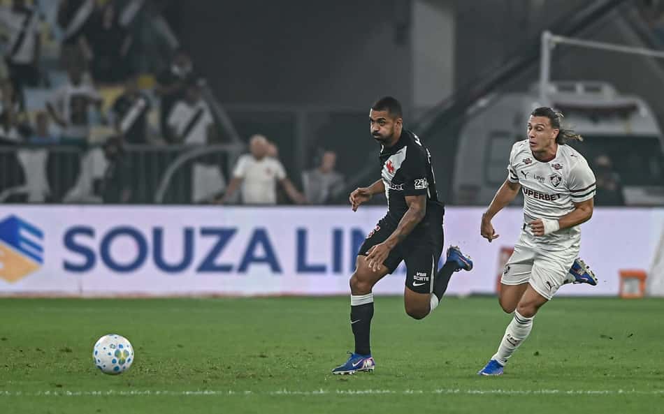 Canobbio marcando Paulo Henrique em Fluminense x Vasco pela Copa do Brasil