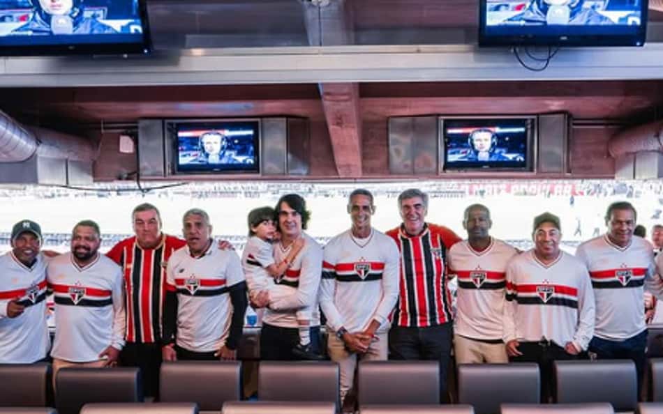 Diego Fernandes com ex-jogadores do São Paulo em camarote do Morumbis