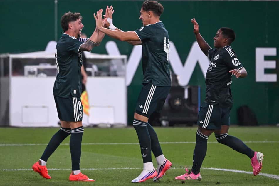 O atacante espanhol do Real Madrid, camisa 40, Carlos Espi (C), comemora o segundo gol da equipe com seus companheiros de time, o meio-campista uruguaio do Real Madrid, camisa 08, Federico Valverde (E), e o atacante brasileiro do Real Madrid, camisa 29, Endrick, durante o amistoso de pré-temporada entre Ferencváros e Real Madrid em Budapeste, Hungria, em 8 de agosto de 2026
