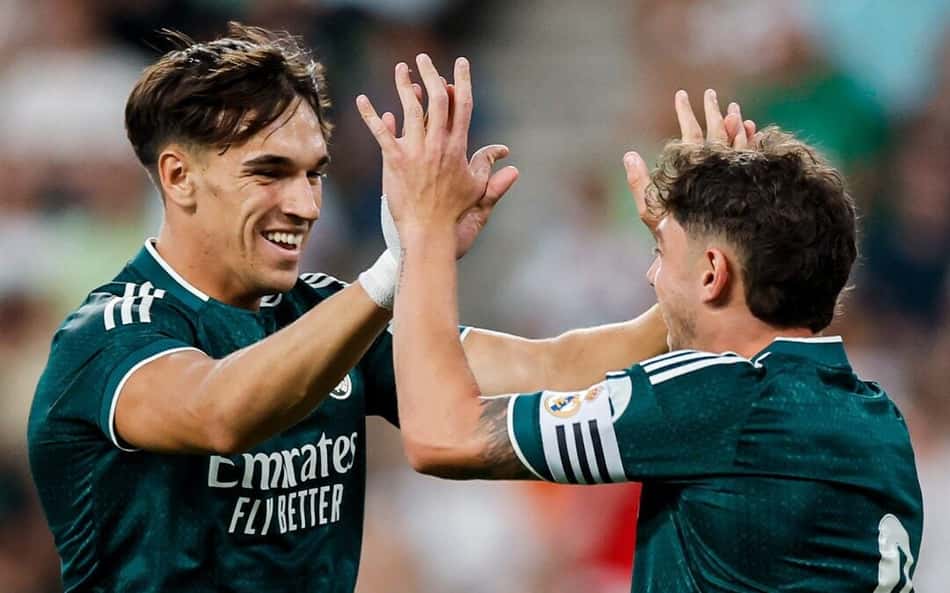 Carlos Espí comemora com Valverde gol marcado em amistoso do Real Madrid contra o Ferencváros