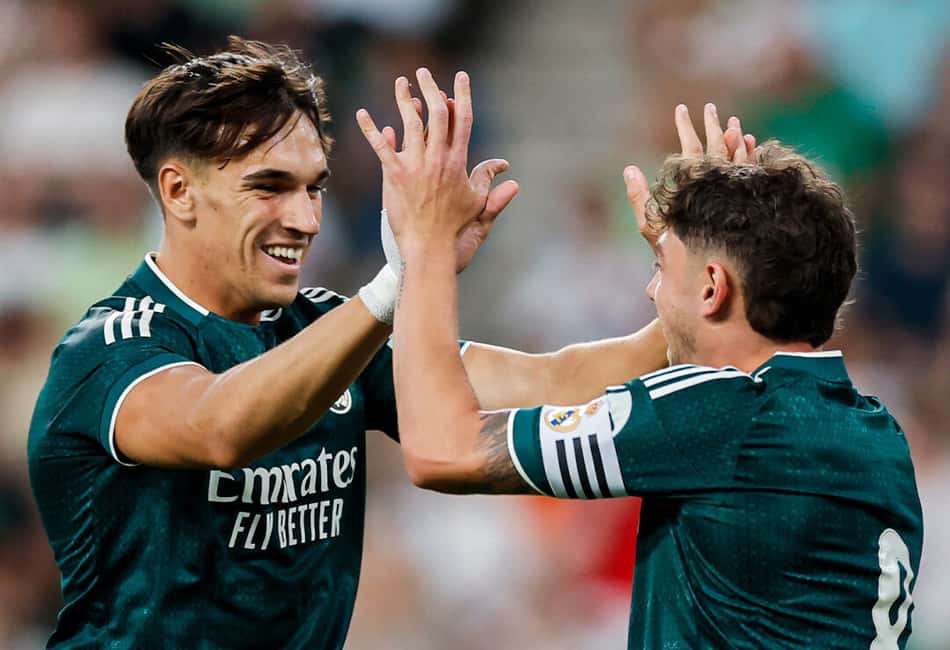 Carlos Espí comemora com Valverde gol marcado em amistoso do Real Madrid contra o Ferencváros
