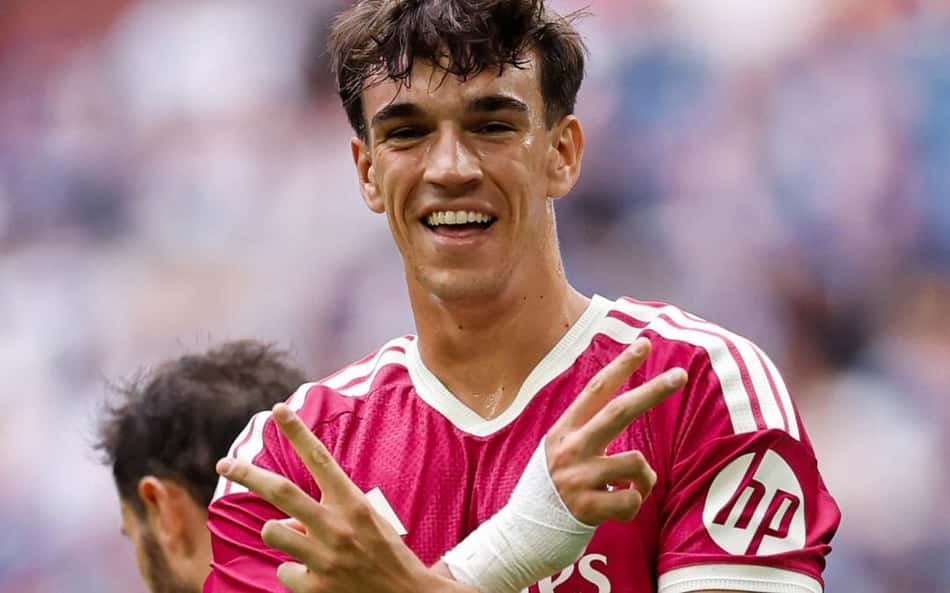 Carlos Espí comemora gol marcado pelo Real Madrid contra o Schalke 04