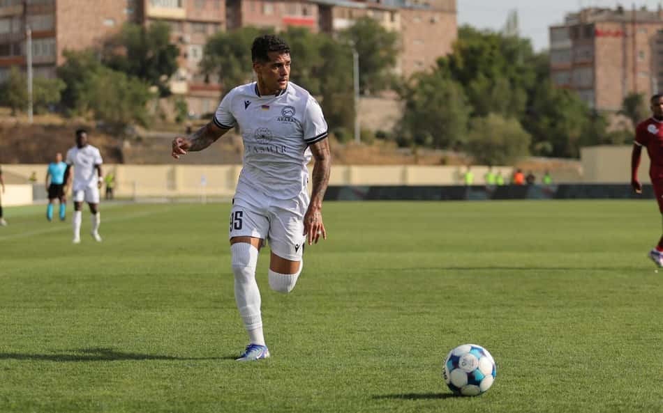 Carlos França em ação pelo Ararat