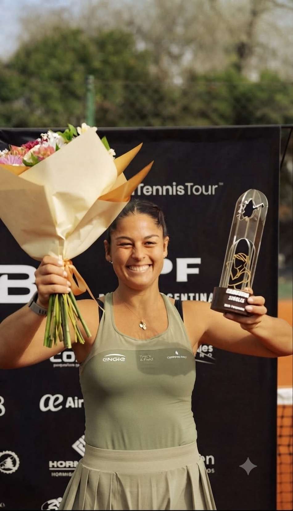 Carol Meligeni e o troféu conquistado na Argentina