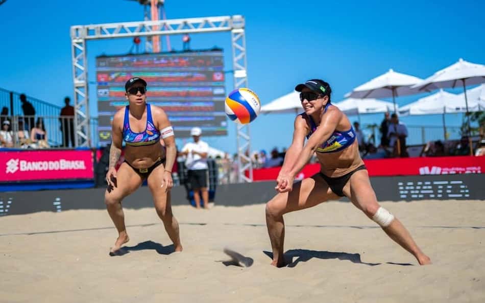 Carol /Rebecca (BRA) na vitória na semifinal