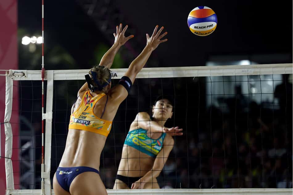 Carol tenta superar o bloqueio holandês na final em Copacabana