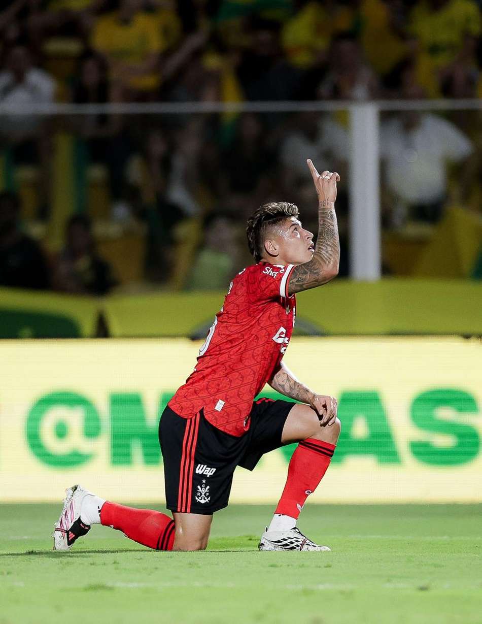 Carrascal celebra gol pelo Flamengo