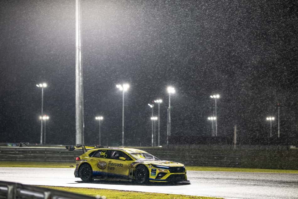 Carro da Stock Car debaixo de chuva