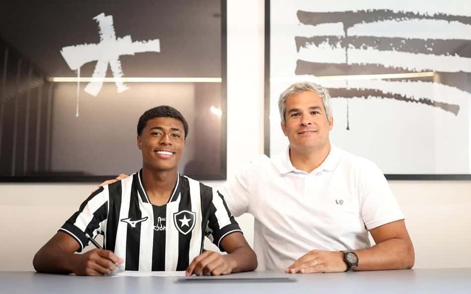 Cauã Machado assinou seu primeiro contrato profissional com o Botafogo