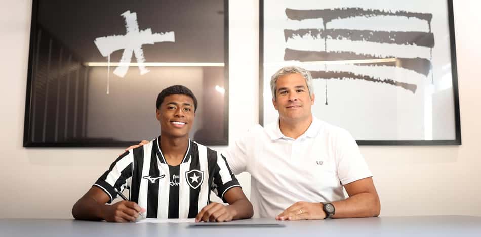 Cauã Machado assinou seu primeiro contrato profissional com o Botafogo