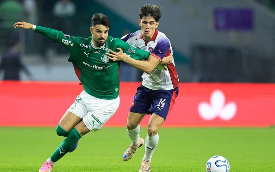 Jogadores do Cerro Porteño e Palmeiras se enfrentando no jogo de ida das oitavas de final da Libertadores