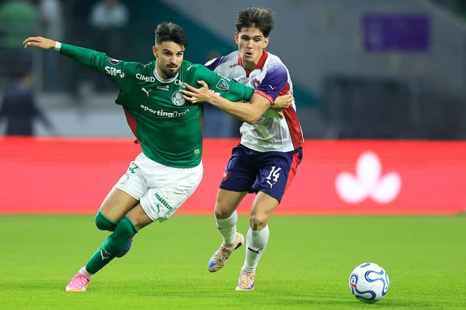 Jogadores do Cerro Porteño e Palmeiras se enfrentando no jogo de ida das oitavas de final da Libertadores