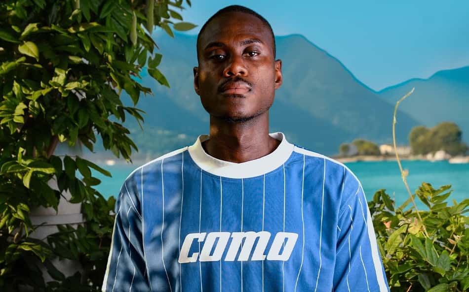 Chalobah com uma camisa escrita "COMO"