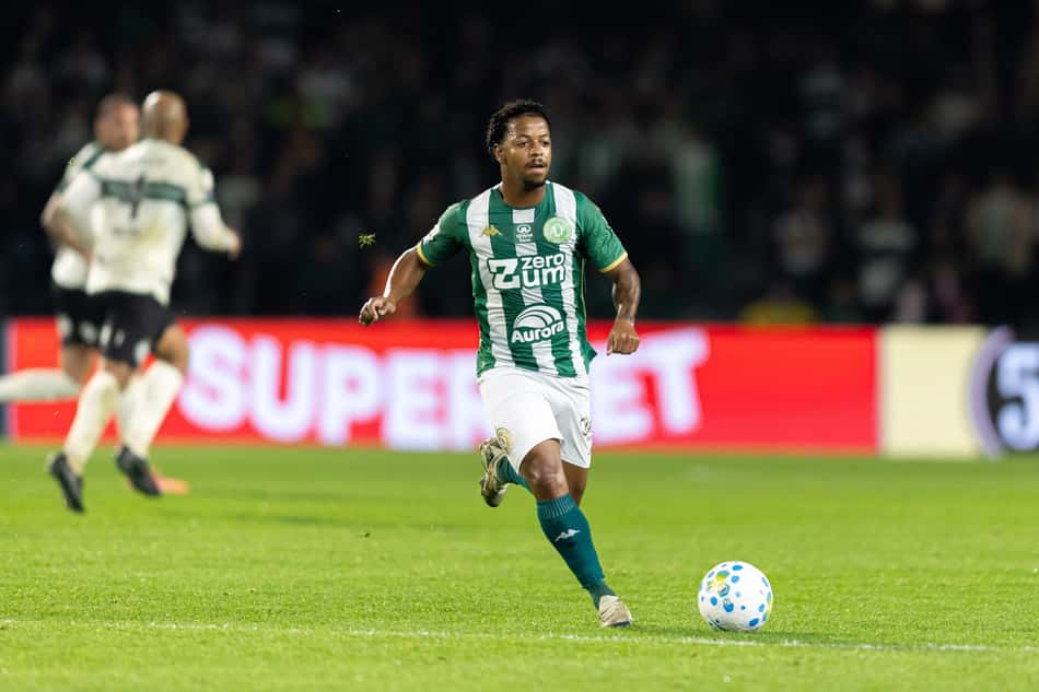 Enio jogador do Chapecoense durante partida contra o Coritiba