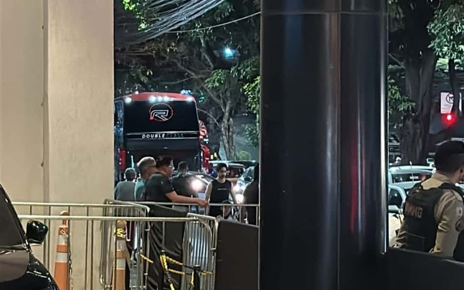 Onibus do Flamengo chegando em hotel em BH