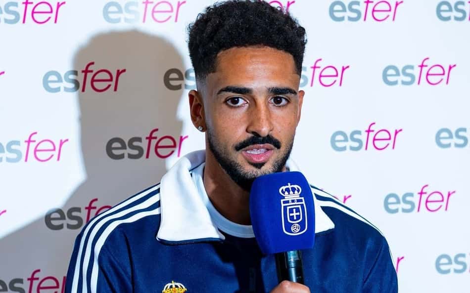 Chris Ramos com o microfone na mão em sua apresentação como reforço do Real Oviedo