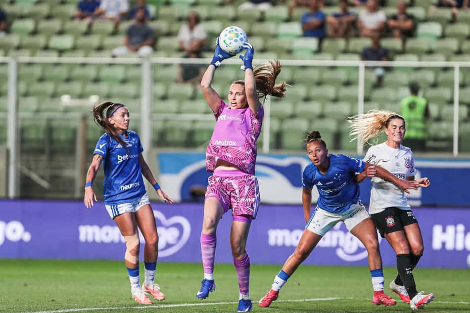 Claudia, do Cruzeiro, durante partida entre Cruzeiro e Corinthians, válida pelas quartas de final, do Brasileiro Feminino A1, disputada na Arena Independência, nesta segunda-feira (31).