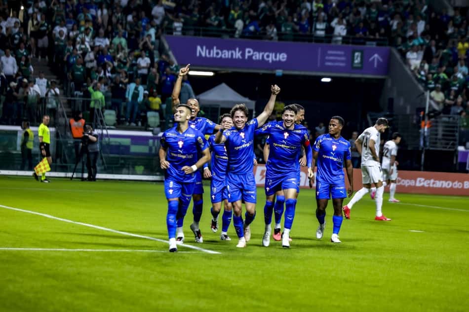 Com vantagem por 3 a 0, Palmeiras pode tomar até dois gols na Vila Belmiro (Foto: Pedro Paulo Diaz/Thenews2/Folhapress)