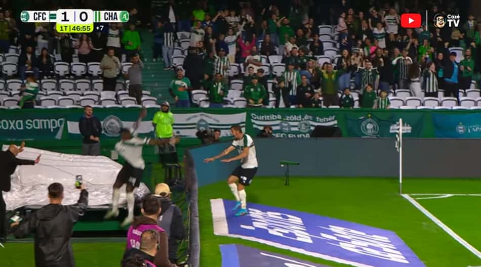 Jacy se lesiona durante comemoração em Coritiba x Chapecoense (Foto: Reprodução/CazéTV)