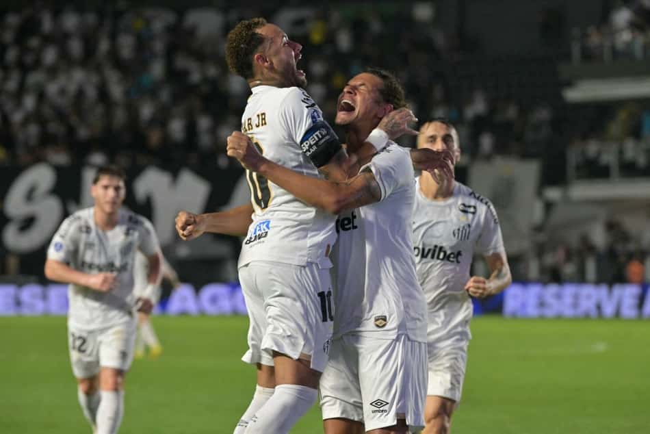 Comemoração de Neymar com Arão em segundo gol do Santos contra o Maracá