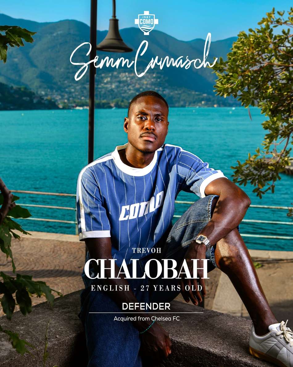 Foto de anúncio do Chalobah, ele sentado com uma das pernas dobradas