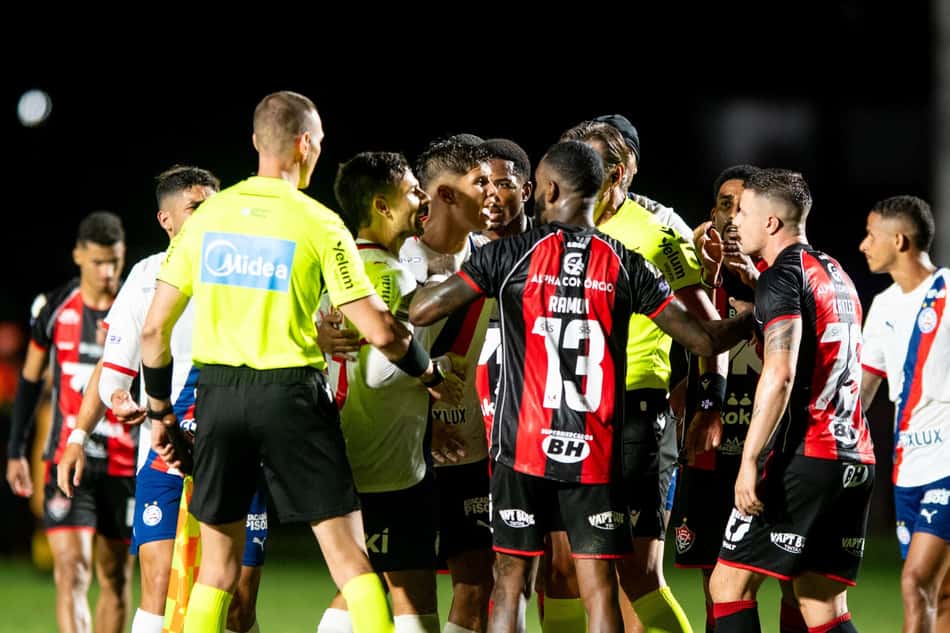 Cacá recebeu apenas amarelo após confusão durante Vitória x Bahia (Foto: Jhony Pinho/AGIF/Folhapress)