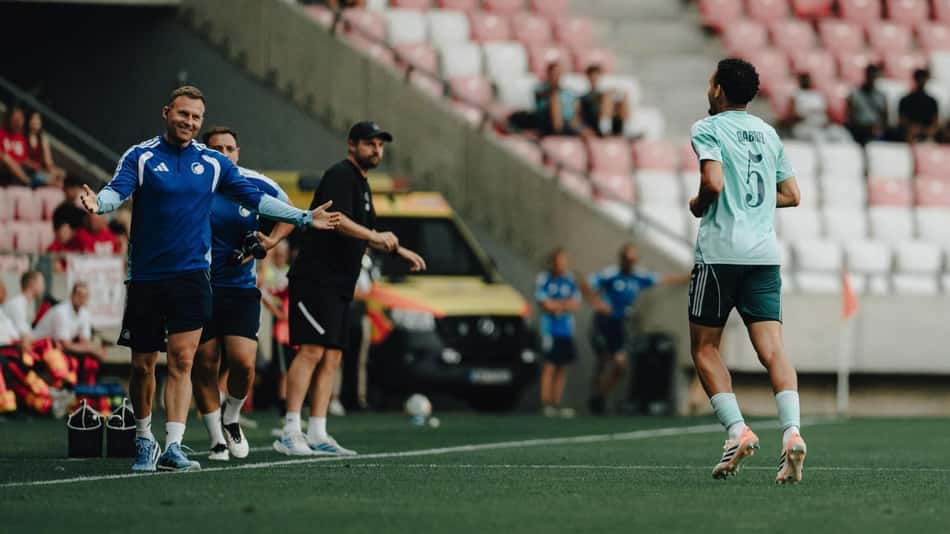 Gabriel Pereira indo em direção ao treinador para comemorar seu gol
