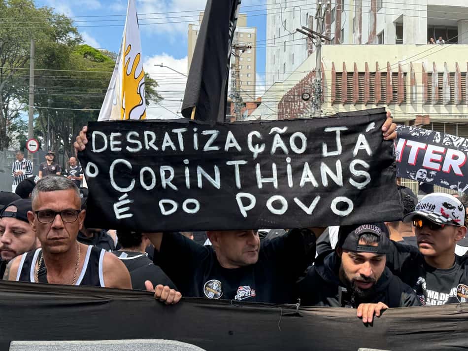 Torcedores do Corinthians protestam no clube.