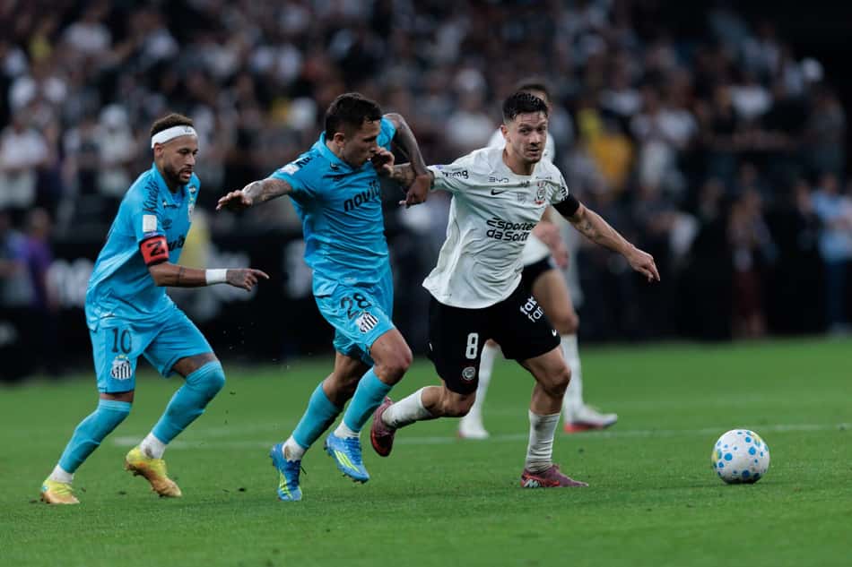 Neymar Jr., Barreal e Garro do Corinthians, em ação durante a partida, válida pela 25ª rodada do Campeonato Brasileiro 2026, na Neo Química Arena, em São Paulo (SP).