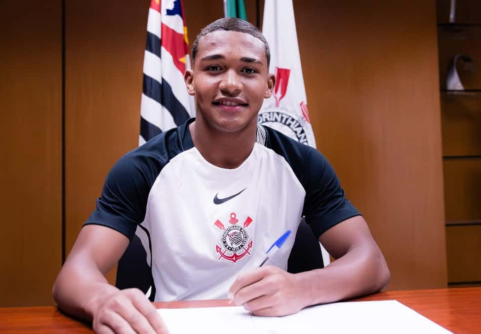 Léo Rodrigues ao assinar novo contrato