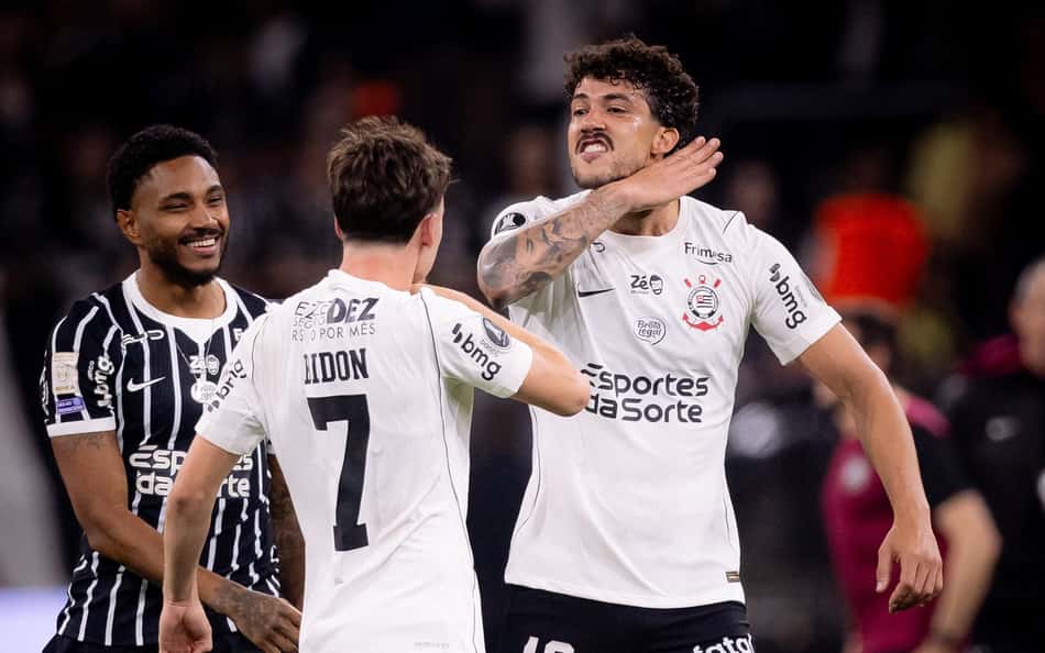 Jogadores do Corinthians comemoram classificação