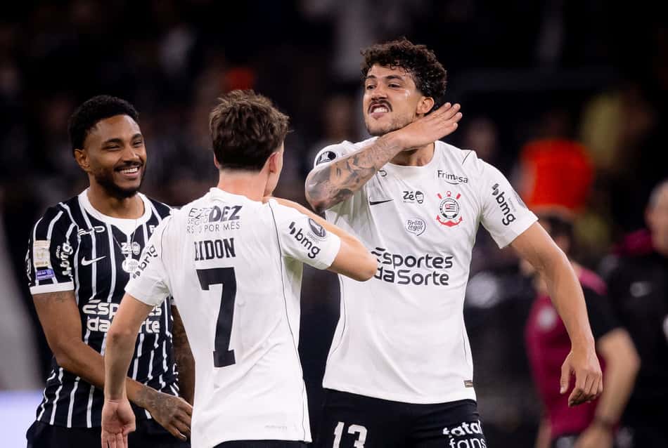 Jogadores do Corinthians comemoram classificação