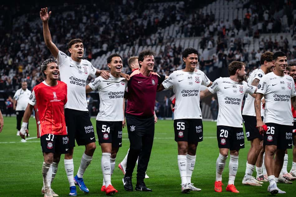 Fernando Diniz durante a partida entre Corinthians e Rosario Central, válida pela segunda partida das oitavas de final da Copa Libertadores 2026, realizada na Neo Química Arena, nesta quinta-feira (20).