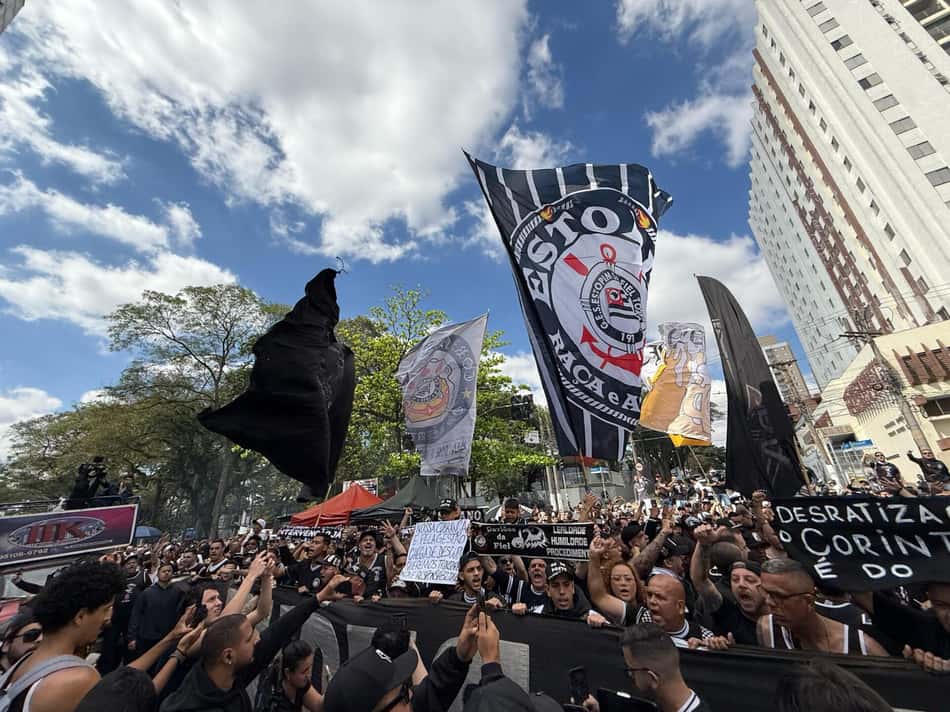 Torcedores do Corinthians protestam no clube.