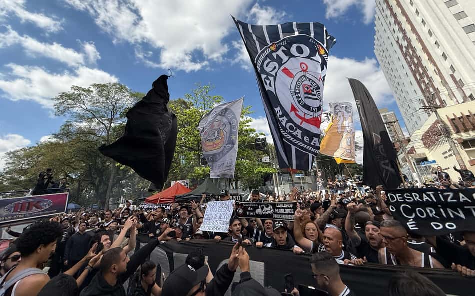 Torcedores do Corinthians protestam no clube.