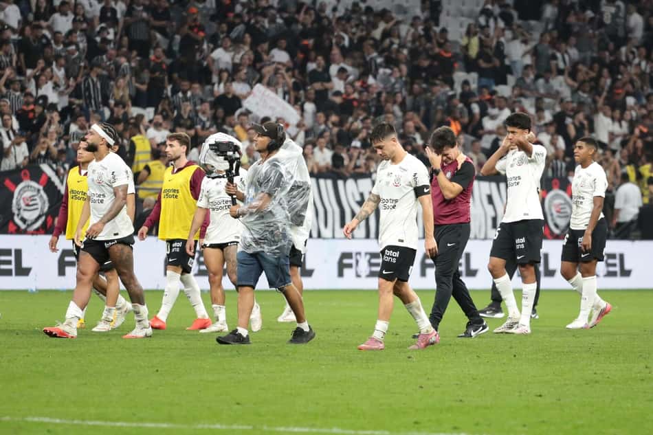 O técnico Fernando Diniz do Corinthians e jogados, após partida entre Corinthians e Santos