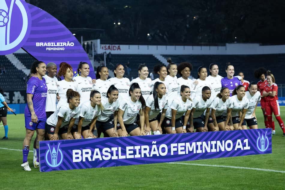 Jogadoras do Corinthians perfiladas antes da partida entre Corinthians e Internacional, válida pela 17ª rodada do Campeonato Brasileiro Feminino 2026, realizada na Fazendinha