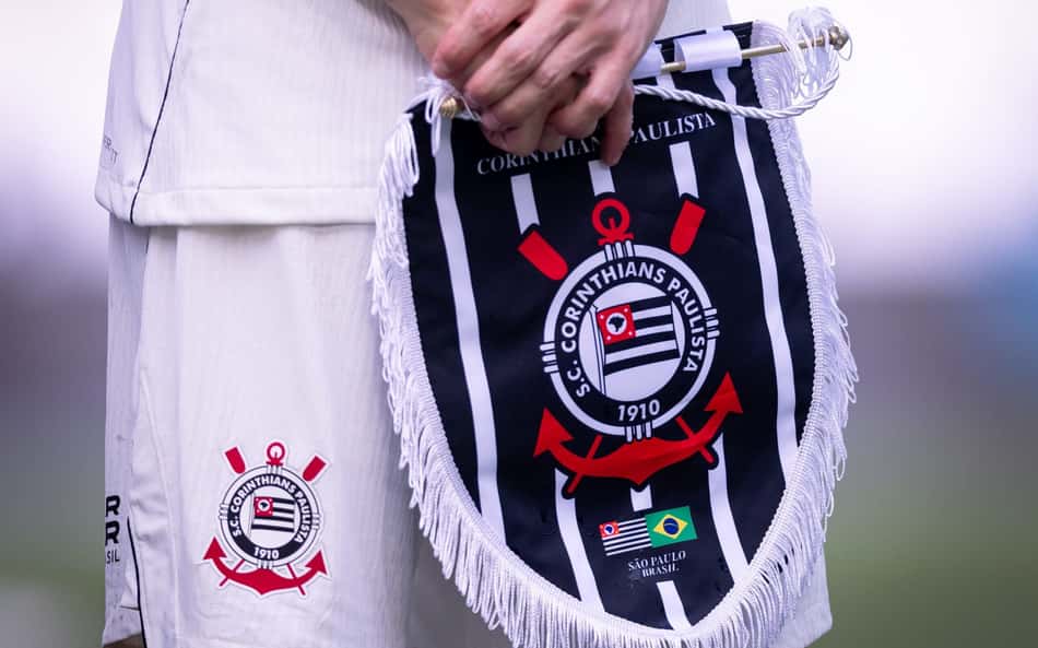 Flâmula do Corinthians nas mãos de um atleta