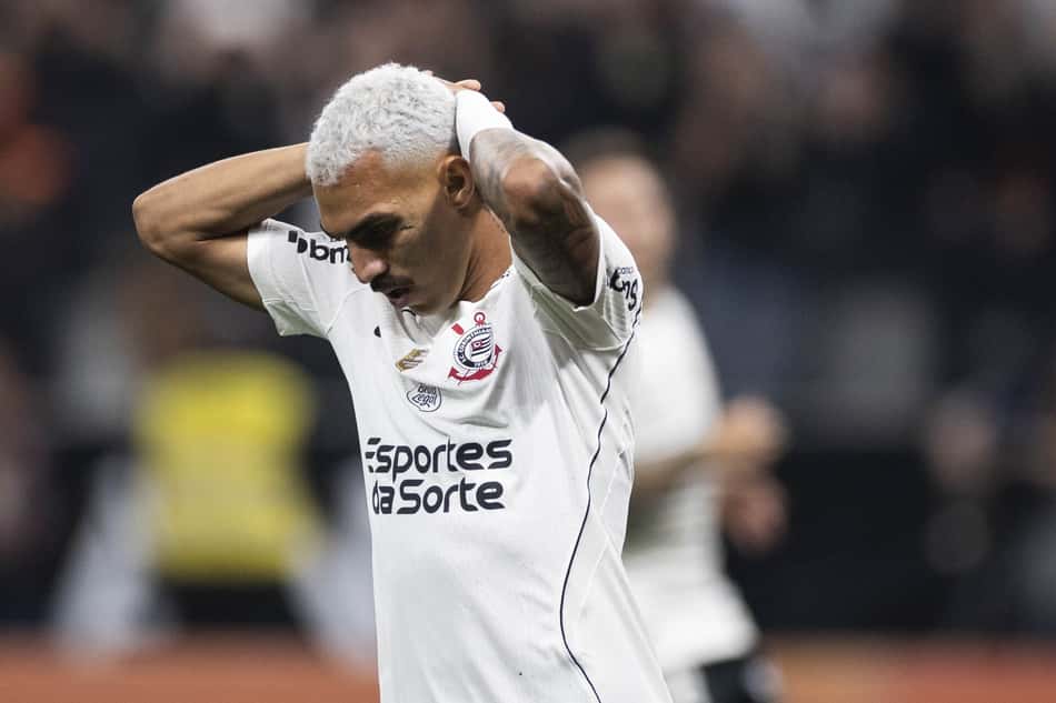 Matheuzinho com as mãos na cabeça