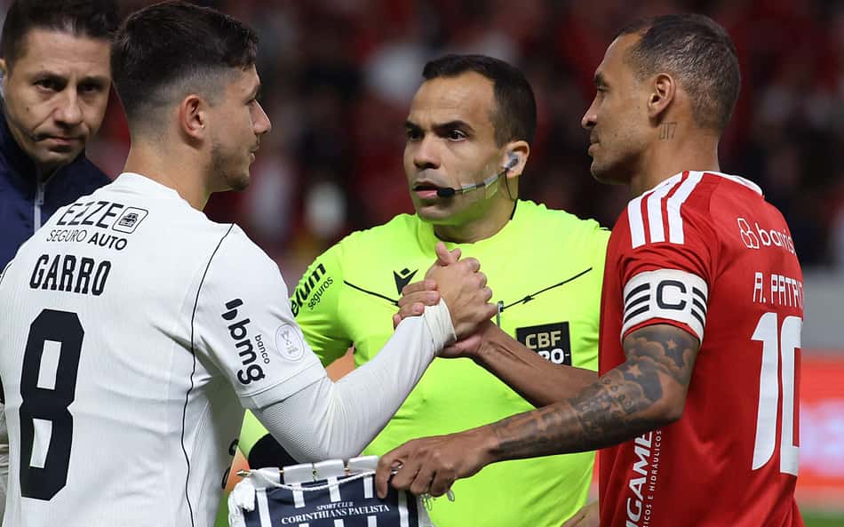 Porto Alegre, RS, 02.08.2026: FUTEBOL- Alan Patrick do Internacional e Rodrigo Garro do Corinthians, pelo jogo de ida pelas das oitavas de final da Copa do Brasil, realizado no estádio Beira-Rio, na noite deste domingo (02), em Porto Alegre, RS.