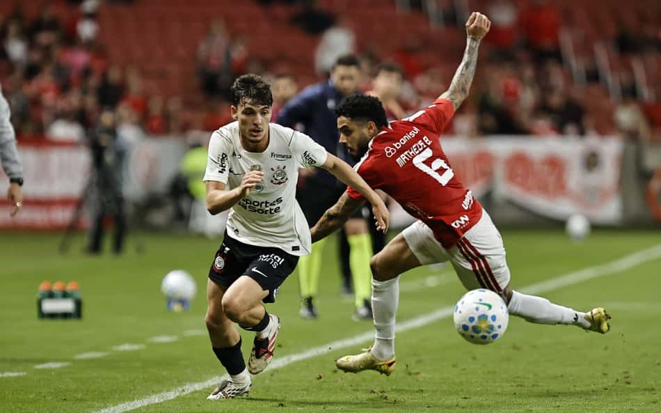 Corinthians perdeu para o Inter na partidas de ida das oitavas de final da Copa do Brasil