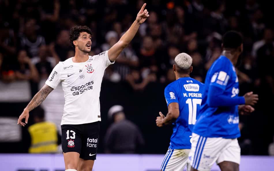 Corinthians é denunciado no STJD por arremesso de objetos e invasão de campo