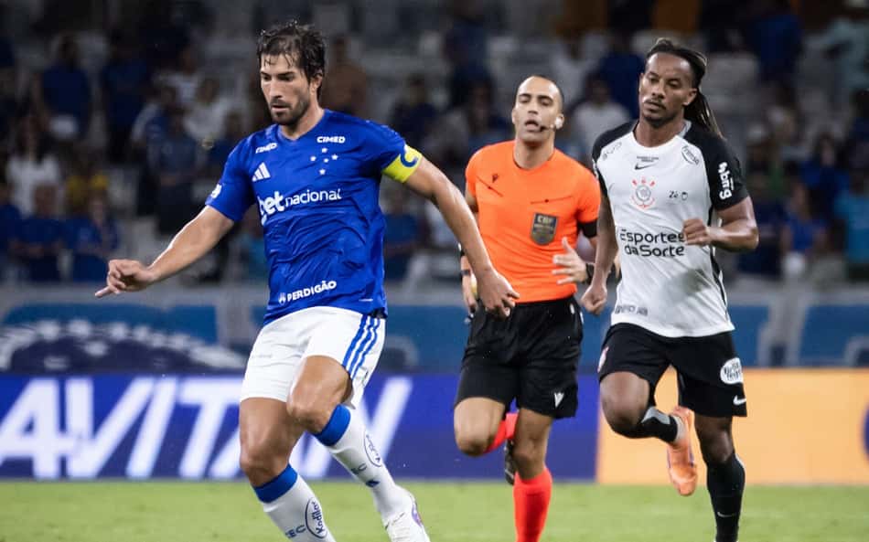 Jogador do Cruzeiro conduzindo bola com jogador do Corinthians e árbitro logo atrás