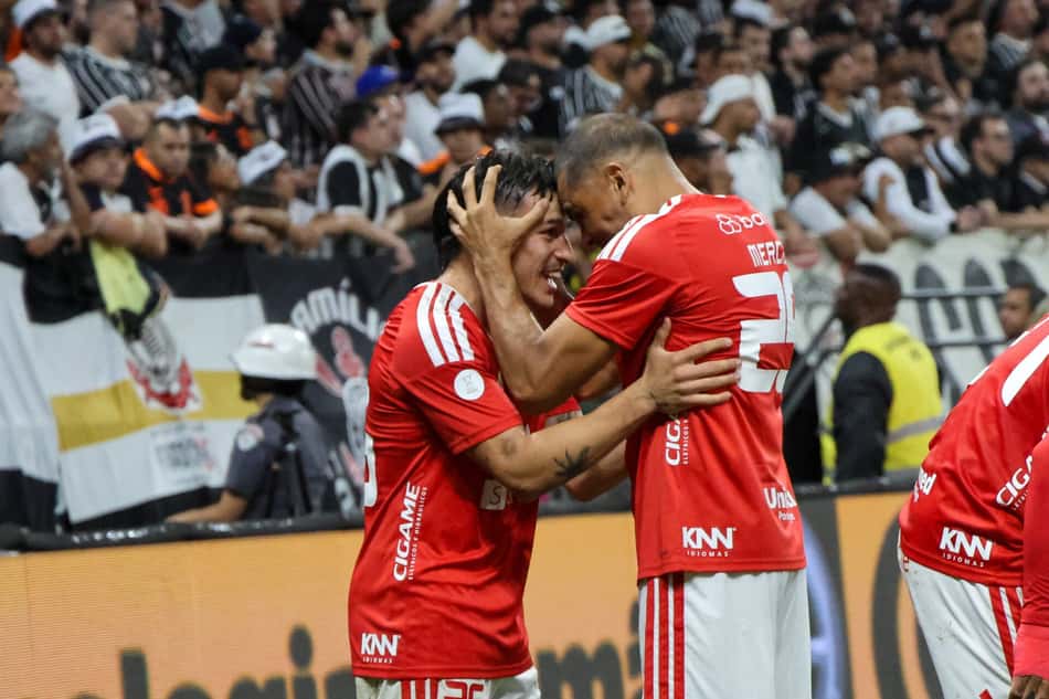 Jogadores do Internacional comemoram gol marcado contra o Corinthians