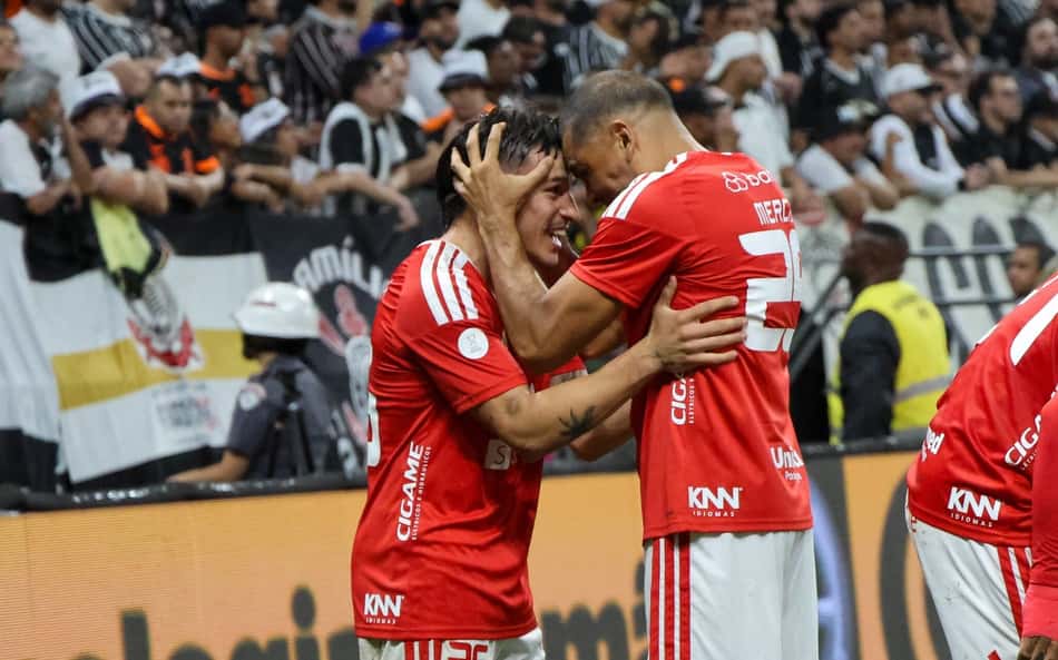 Jogadores do Internacional comemoram gol marcado