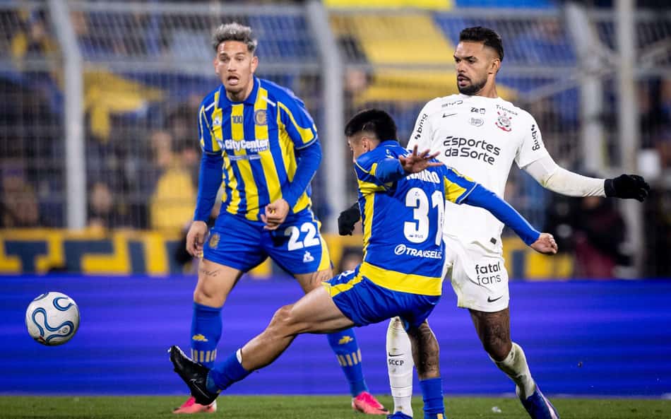 Raniele divide bola com jogadores do Rosario Central