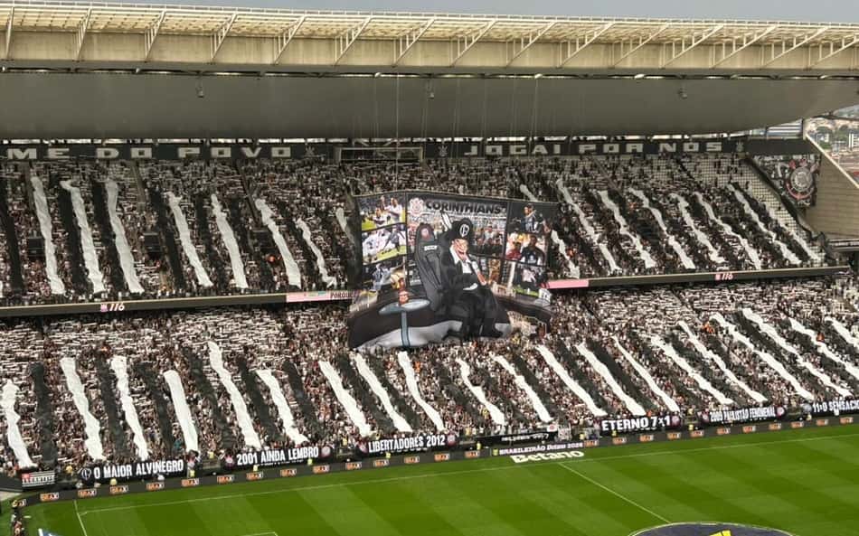 Torcida do Corinthians provoca o Santos antes do clássico: 'Ainda lembro'