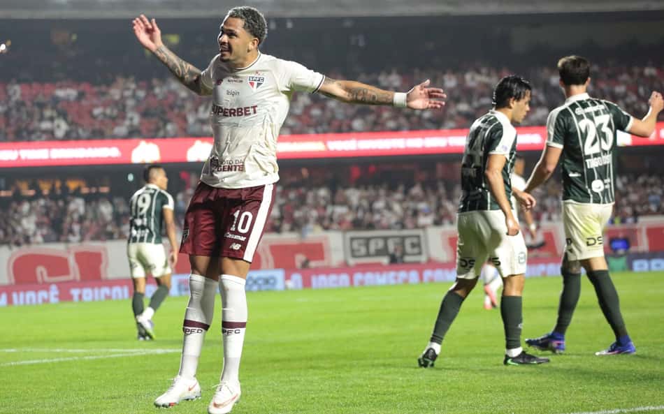 Jogadores do São Paulo e Coritiba em ação no Campeonato Brasileiro