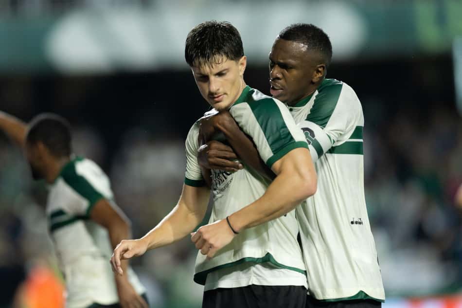 Jogadores do Coritiba comemoram gol contra a Chapecoense